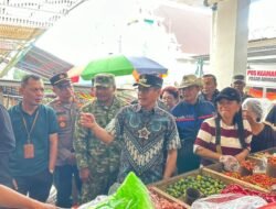 Jelang Idul Fitri 1447 H, Dandim 1310/Bitung Bersama Forkopimda Minut Sidak Pasar dan Bagikan Kupon Subsidi Sembako di Pasar Airmadidi