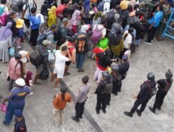 Pengamanan Arus Mudik Lebaran di Pelabuhan Manokwari, Personel Operasi Ketupat Mansinam 2026 Siaga Layani Penumpang Kapal