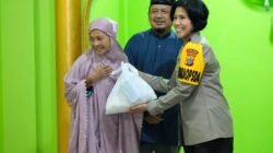 Pembagian Zakat Fitrah di Mesjid Al-Azhar Wosi