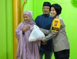 Pembagian Zakat Fitrah di Mesjid Al-Azhar Wosi