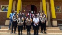 Wujud Kepedulian Polri, Bantuan Seng Diserahkan ke Gereja Katolik Kobakma