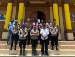 Wujud Kepedulian Polri, Bantuan Seng Diserahkan ke Gereja Katolik Kobakma