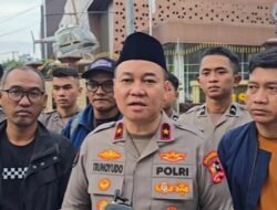 Polri dan Jurnalis Bagikan 1.500 Takjil kepada Masyarakat di Sekitar Mabes Polri