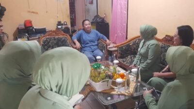 Danramil 1310-06/Airmadidi Dampingi Ketua Persit KCK Daerah XIII/Merdeka Ny. Lely Mirza Agus, Dalam Rangka Anjangsana dan Berikan Tali Asih di Wilayah Kodim 1310/Bitung