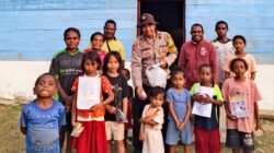 Bhabinkamtibmas Kampung Wamena Salurkan Bantuan Buku dan Dukung Pemberantasan Buta Aksara di Kabupaten Kaimana