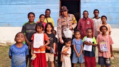 Bhabinkamtibmas Kampung Wamena Salurkan Bantuan Buku dan Dukung Pemberantasan Buta Aksara di Kabupaten Kaimana