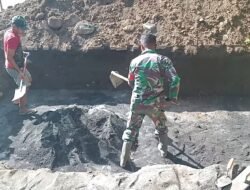 Percepat Progres Pembangunan, Babinsa Koramil 1310-06/Airmadidi Bantu Pemasangan Pondasi Dudukan Angker Jembatan Perintis Garuda di Kelurahan Rap-Rap
