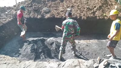 Percepat Progres Pembangunan, Babinsa Koramil 1310-06/Airmadidi Bantu Pemasangan Pondasi Dudukan Angker Jembatan Perintis Garuda di Kelurahan Rap-Rap