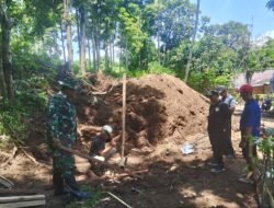 Tunjukkan Semangat Kebersamaan, Babinsa Airmadidi Bawah Turun Tangan Bantu Pemasangan Bowplank Jembatan Perintis Garuda