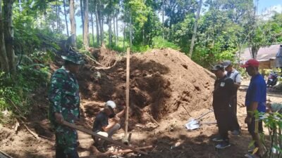 Tunjukkan Semangat Kebersamaan, Babinsa Airmadidi Bawah Turun Tangan Bantu Pemasangan Bowplank Jembatan Perintis Garuda