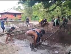 Gotong Royong Babinsa dan Warga Percepat Pembangunan Jembatan Perintis Garuda Rap Rap