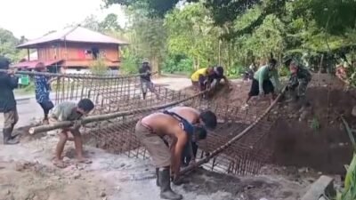 Gotong Royong Babinsa dan Warga Percepat Pembangunan Jembatan Perintis Garuda Rap Rap