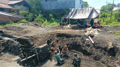 Demi Segera Terwujudnya Jembatan Beton Garuda, Warga dan Babinsa Turun Bantu Proses Pekerjaan