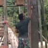Percepat Pembangunan Jembatan Gantung Perintis Garuda, Babinsa Bantu Pengerjaan Jembatan
