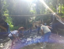 Aktif di Lokasi Pembangunan Jembatan, Babinsa Airmadidi Bawah Bantu Aduk Campuran Semen, Pasir dan Kerikil Bersama Warga dan Pekerja