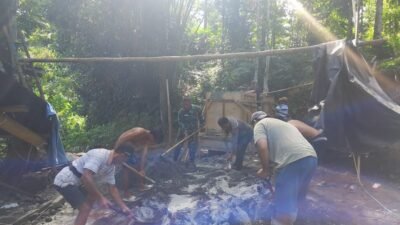 Aktif di Lokasi Pembangunan Jembatan, Babinsa Airmadidi Bawah Bantu Aduk Campuran Semen, Pasir dan Kerikil Bersama Warga dan Pekerja
