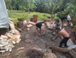 Demi Terwujudnya Impian Warga, Babinsa dan Warga Rap-Rap Kebut Struktur Angkur Jembatan Perintis Garuda
