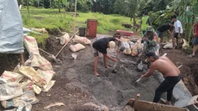 Demi Terwujudnya Impian Warga, Babinsa dan Warga Rap-Rap Kebut Struktur Angkur Jembatan Perintis Garuda