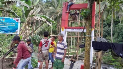 Terus Tunjukkan Progres Yang Signifikan, Pembangunan Jembatan Perintis Garuda di Desa Sawangan Memasuki Tahap Pemasangan Tali Sling