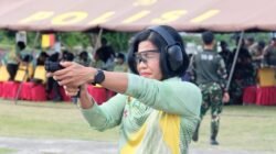 Perkuat Sinergitas TNI-Polri, Polwan Polda Papua Barat dan Kowad Kodam XVIII/Kasuari Gelar Ekshibisi Menembak Persahabatan