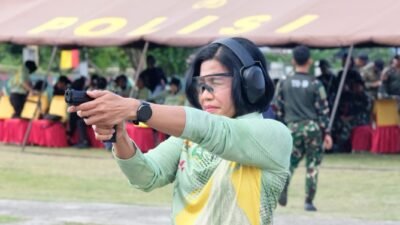 Perkuat Sinergitas TNI-Polri, Polwan Polda Papua Barat dan Kowad Kodam XVIII/Kasuari Gelar Ekshibisi Menembak Persahabatan