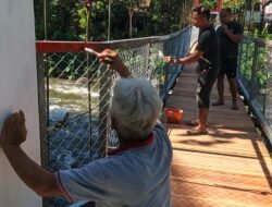 Kejar Target, Pembangunan Jembatan Perintis Garuda Desa Sawangan-Minut Masuki Tahap Pemasangan dan Pengecatan Pagar