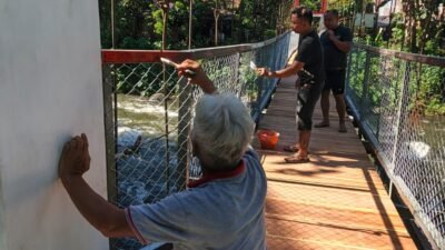 Kejar Target, Pembangunan Jembatan Perintis Garuda Desa Sawangan-Minut Masuki Tahap Pemasangan dan Pengecatan Pagar