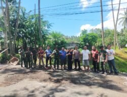 Peduli Keselamatan Pengguna Jalan, TNI, Polri dan Pemerintah Kecamatan Dimembe, Kerja Bakti Gerakan Indonesia Asri Timbun Jalan Berlubang di Ruas Poros Dimembe – Likupang