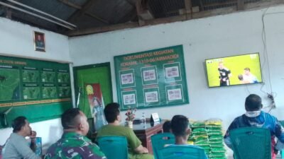 Perkokoh Sinergi Bersama Masyarakat di Wilayah Binaan, Personel Koramil Jajaran Kodim 1310/Bitung Gelar Nobar Bola Gembira Piala Dunia 2026