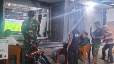 Meriah dan Penuh Keakraban, Personel Koramil 1310-04/Dimembe Nobar Piala Dunia Bersama Masyarakat Tatelu Rondor