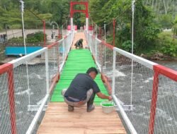 Tetap Semangat, TNI dan Warga Kebut Pembangunan Jembatan Perintis Garuda di Kelurahan Rap-Rap