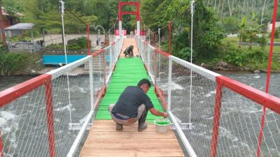 Tetap Semangat, TNI dan Warga Kebut Pembangunan Jembatan Perintis Garuda di Kelurahan Rap-Rap