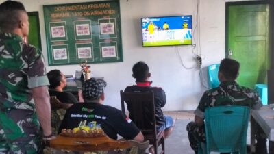 Nobar Personel Kodim 1310/Bitung Bersama Masyarakat Ciptakan Suasana Akrab