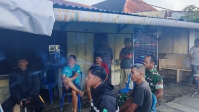 Momen Pererat Hubungan TNI-Rakyat, Babinsa Likupang Dua Nobar Piala Dunia 2026 Bersama Masyarakat