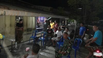 Keseruan Babinsa Kodim 1310/Bitung Nobar Piala Dunia Bersama Masyarakat, Ciptakan Lingkungan Aman, Nyaman dan Kondusif
