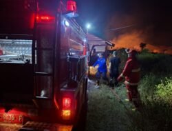 Personel Kodim 1310/Bitung Bersama Tim Damkar Pemkab Minut, Sigap Bantu Padamkan Kebakaran Lahan PT. FOI di Desa Wineru
