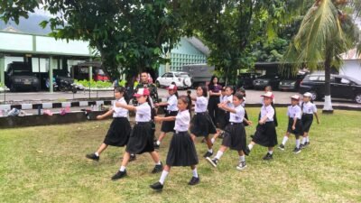 Jelang Lomba Gerak Jalan HUT ke-81 Kemerdekaan RI Tahun 2026, Personel Kodim 1310/Bitung Latih PBB Siswa SD GMIM I Madidir