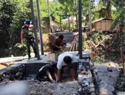 Bakti Nyata TNI untuk Rakyat, Jembatan Perintis Garuda Desa Kokoleh Dua Masuki Tahap Pemasangan Besi Jembatan dan Pengelasan Tiang Kedudukan Tepi Jauh