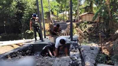 Bakti Nyata TNI untuk Rakyat, Jembatan Perintis Garuda Desa Kokoleh Dua Masuki Tahap Pemasangan Besi Jembatan dan Pengelasan Tiang Kedudukan Tepi Jauh