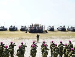 Wakil Panglima TNI dan Sejumlah Pejabat Negara Terima Warga Kehormatan dan Brevet Korps Marinir
