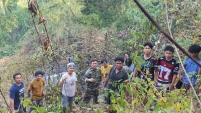 Cegah Api Mendekati Sekolah, Babinsa Koramil 1310-03/Likupang Bersama Warga Gerak Cepat Padamkan Kebakaran Lahan Perkebunan di Kokoleh Satu
