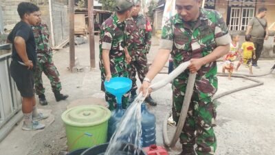 Ringankan Beban Warga Hadapi Kemarau Panjang Akibat Fenomena El Nino, Kodim 1310/Bitung Distribusikan 5.000 Liter Air Bersih untuk 37 KK Terdampak di Likupang Timur